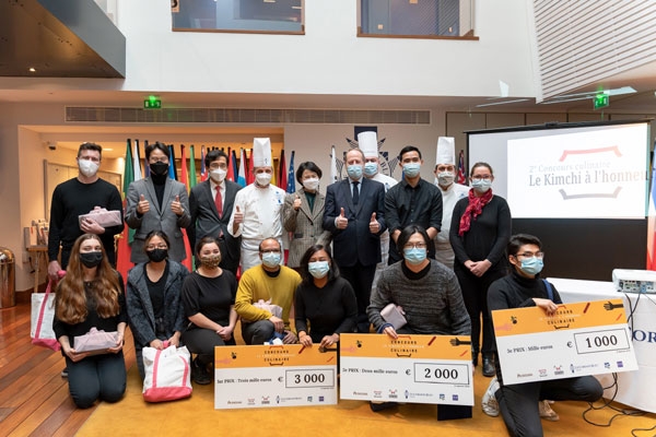 지난 11일(현지시각) 프랑스 파리 르 꼬르동 블루(Le Codon Bleu) 본교에서 열린 ‘종가집 김치 요리대회’에서 참가자들이 기념촬영을 하고 있다. (사진=대상)