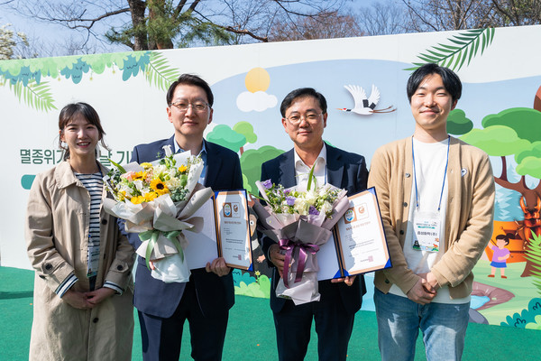 지난달 31일 서울대공원 동물원에서 열린 ‘제3회 멸종위기종의 날’ 기념행사에서 이주한 효성첨단소재 상무(왼쪽 두번째)와 최형식 효성화학 상무(오른쪽 두번째), 효성 임직원들이 인정서를 받고 기념 촬영을 하고 있다. [사진=효성 제공]