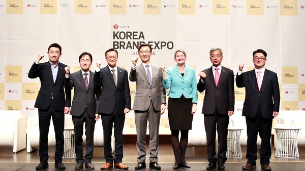 19일 호주 시드니시청에서 열린 ‘롯데-대한민국 브랜드 엑스포’ 개막식에서 (왼쪽부터)이동규 롯데홈쇼핑 커뮤니케이션부문장, 안성준 KOTRA 소비재바이오실장, 신성주 롯데지주 정책지원팀 상무, 이태우 주시드니한국총영사, 카일리 벨 NSW주 투자청 통상투자그룹장, 강흥원 호주시드니한인회장, 박창은 KOTRA 무역관장이 기념촬영하고 있다.[사진=롯데홈쇼핑 제공]