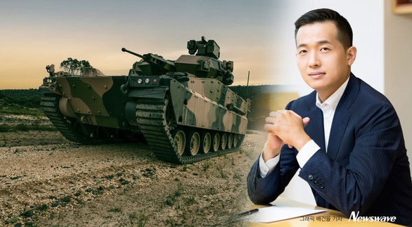 한화에어로스페이스의 장갑차 레드백과 김동관 한화그룹 부회장 .  그래픽=뉴스웨이브
