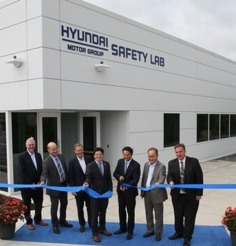 12일(현지시간) 미국 미시간주 슈피리어 타운십에서 열린 개소식에서 주요 참석자들이 축하 테이프를 자르고 있다.[사진=현대차 미국법인]