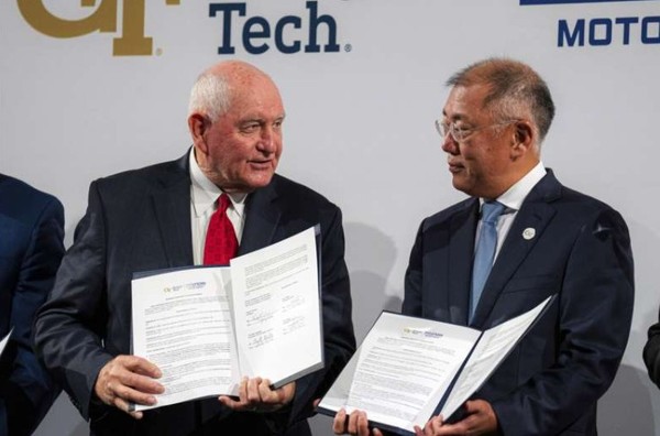 19일(현지시간) 조지아 공대와 파트너십 체결식에 참석한 정의선 현대차그룹 회장.[사진=조지아공대]