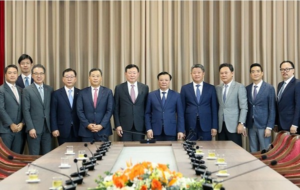 신동빈 롯데그룹 회장(왼쪽에서 여섯번째)과 딩띠엔중 하노이시 당서기장(오른쪽에서 다섯번째)가 기념촬영하고 있다.[사진=하노이시]