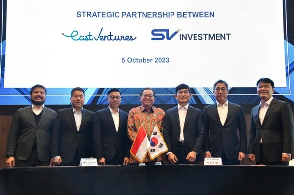 지난 5일 간디 술리스티얀토 주한 인도네시아 대사(왼쪽에서 네번째)가 참석한 가운데 SV인베스트먼트와 이스트벤처스가 1억달러 규모 펀드 결성에 관한 MOU 체결식을 갖고 있다. [사진=이스트벤처스]