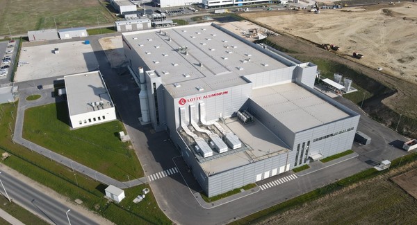 2021년 8월 준공된 롯데알미늄 헝가리 양극박 공장 전경.[사진=롯데알미늄]