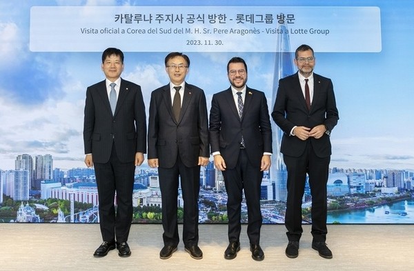 지닌달 30일 잠실 롯데월드타워에서 김교현 롯데그룹화학군 총괄대표 부회장(왼쪽 두번째), 김연섭 롯데에너지머티리얼즈 대표(왼쪽 세번째), 페레 아라고네스 스페인 카탈루냐 주지사(오른쪽 두번째) 등이 참석한 가운데 스페인 스마트팩토리의 주요 현안에 대해 논의했다.[사진=롯데에너지머티리얼즈 제공]