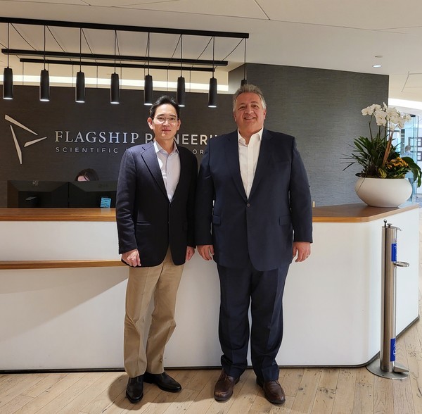  2021년 11월 이재용 삼성전자 회장이 미국 플래그십 파이어니어링 본사를 찾아 누바 아페얀 모더나 공동 설립자 겸 이사회 의장과 만난 모습. [사진=삼성전자 제공]