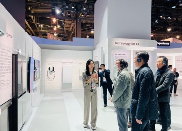 허태수 GS그룹 회장이 지난달 미국 라스베이거스에서 열린 'CES 2024'에서 전시관을 살펴보고 있다. [사진=GS 제공]