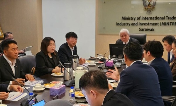 롯데에너지머티리얼즈 대표단이 4일(현지시간) 말레이시아 사라왁주 쿠칭에서 아마르 아왕 뜽아 알리 하산 부총리와 회담하고 있다. [사진=사라왁 주정부]