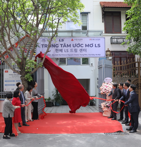 지난해 5월 4일 베트남 하노이에서 열린 'LS드림센터' 개소식에서 주요 관계자들이 간판제막식을 진행하고 있다.[사진=LS 제공]
