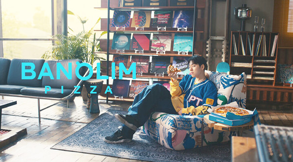프로듀서 겸 아티스트 ‘지코’를 모델로 기용한 반올림피자.  사진=반올림피자