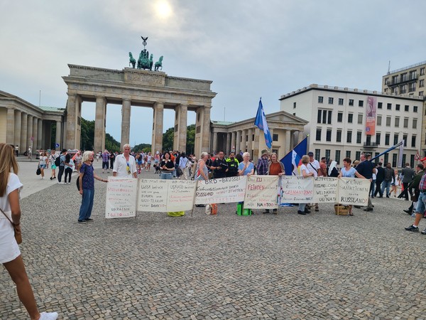 브란텐부르크 광장에서 진행중인 우크라이나 전쟁 반대 시위.[사진=이용웅 주필]