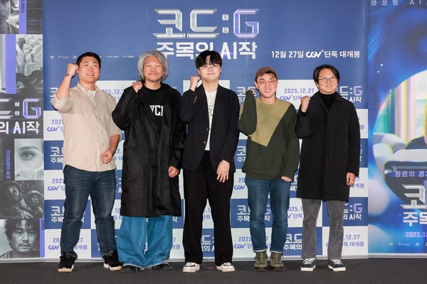 (왼쪽부터) 김주신, 김영기, 홍기선, 송영윤, 김광식 감독이 기념사진을 촬영하고 있다. [사진=KT 제공]