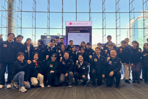 30일 서울 강남 코엑스에서 열린 과학기술정보통신부 주관 ‘독자 AI 파운데이션 모델 1차 발표회’에 참가한 K-엑사원 컨소시엄.[사진=㈜LG 제공]