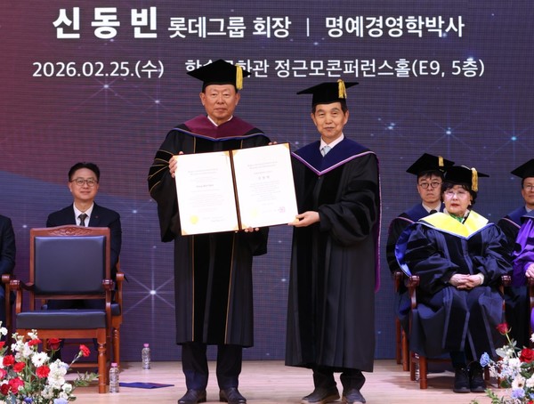 지난 25일 대전 카이스트(KAIST) 본원에서 열린 학위수여식에서 신동빈 롯데 회장(왼쪽)이 명예경영학 박사 학위를 받았다.[사진=롯데지주 제공]