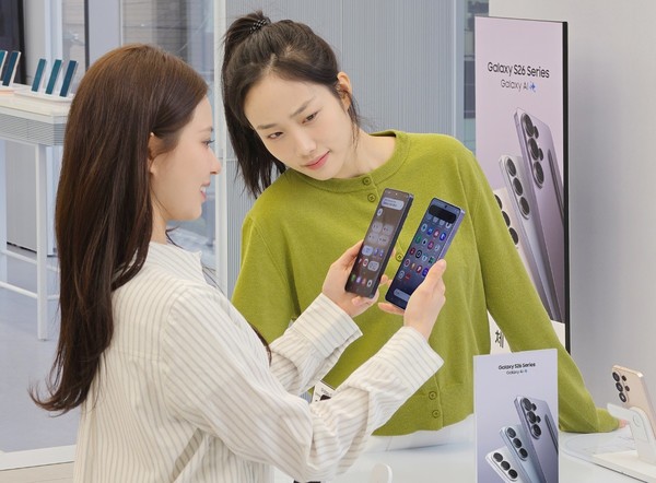 삼성전자 모델이 '갤럭시 S26 울트라'의  '프라이버시 디스플레이'를 체험하고 있다.[사진=삼성전자 제공]