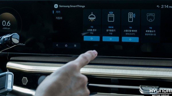  차량의 인포테인먼트 시스템을 통해 카투홈 서비스를 이용하는 모습.[사진=현대차·기아 제공]