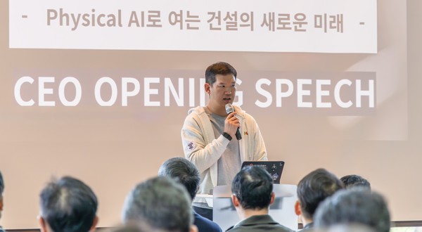 허윤홍 GS건설 대표가 ‘2026년 임원 워크샵’에서 피지컬AI 도입의 속도와 실행력을 강조하고 있다.[사진=GS건설 제공]