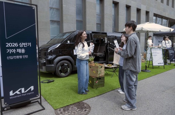 지난 31일 서강대학교 ‘기아 헤리티지 팝업 스토어’에서 대학생들이 관계자의 설명을 듣고 있다.[사진=기아 제공]