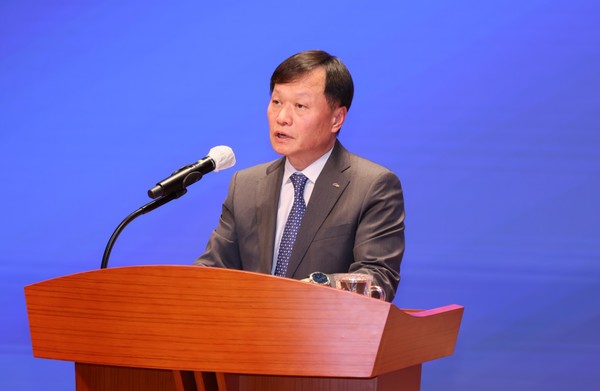 2일 충남 태안 한국서부발전 본사에서 열린 창립 25주년 기념식에서 이정복 사장이 기념사를 하고 있다.[사진=서부발전 제공]